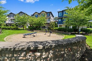 Property grounds - Sweet Redmond 1BR w/ Parking, nr Parks & Schools, by Blueground (Seattle)