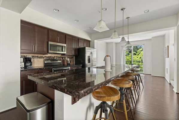 Fridge, microwave, oven, stovetop - Sweet Redmond 1BR w/ Parking, nr Parks & Schools, by Blueground (Seattle)