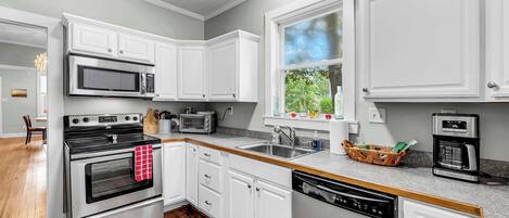 Køleskab, mikrobølgeovn, ovn, kogeplade