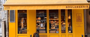 Fachada amarilla con el letrero "BOULANGERIE" y "TERROIRS D'AVENIR" a la vista.