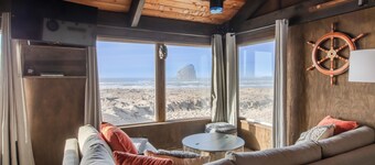 The Black Pearl-Oceanfront, pirate home in the sand. Dog OK!