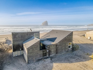 On the beach - The Black Pearl-Oceanfront, pirate home in the sand. Dog OK! (Pacific City)