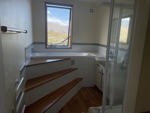 Hair dryer, towels, soap, toilet paper - Amazing views and location w/separate studio/office - close to everything (Queenstown)