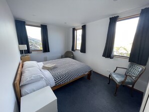 4 bedrooms, WiFi, bed sheets - Amazing views and location w/separate studio/office - close to everything (Queenstown)