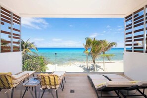 On the beach - Silver Reef #2 - 2 BR LUXE Oceanfront & Pool (Old Man Bay)