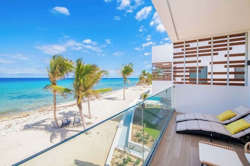 Silver Reef #2 - 2 BR LUXE Oceanfront & Pool