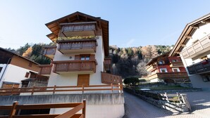 Un edificio a più piani con balconi in legno e una base in pietra.