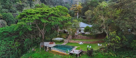 Vista frontal de la propiedad