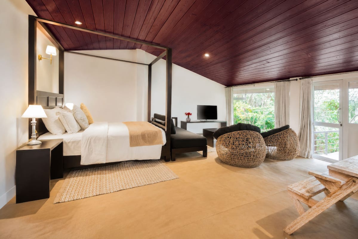 Luxury Studio | Down comforters, pillowtop beds, minibar, in-room safe