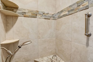 Douche, séchoir à cheveux, serviettes fournies, savon
