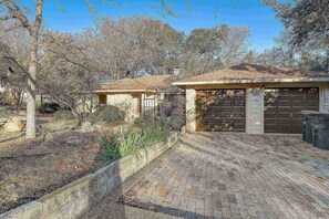 Property grounds - Close to Historic Georgetown, Family Friendly, Large Porch (Georgetown)