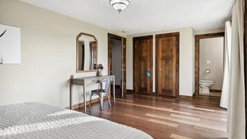 5 bedrooms, desk, iron/ironing board, WiFi