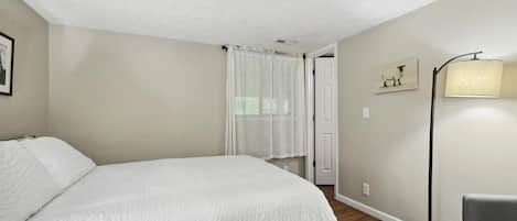 5 bedrooms, desk, iron/ironing board, WiFi