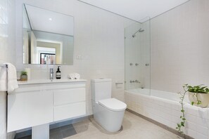 Shower, hair dryer, towels - Surry Hills l Two Bedroom l Pet Friendly (City of Sydney)