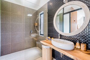 Villa Premium | Baño | Regadera, amenidades de baño gratuitas, secadora de cabello, toallas 