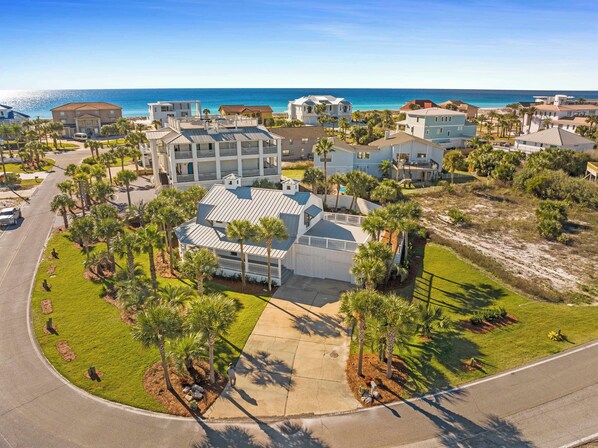 Exterior - Ocean Views, Pool, Free Tiki Cruise! | Beach Barn (Destin)