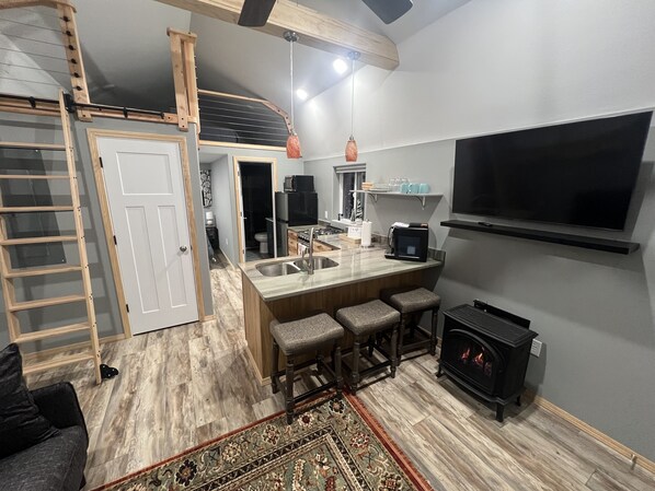 Smart TV, fireplace - Quaint cozy cabin getaway near Hatcher Pass, Clear Night Cabin A (Wasilla)