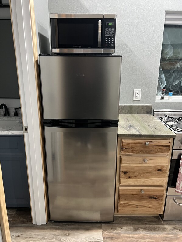 Frigorífico, microondas, horno y placa de cocina