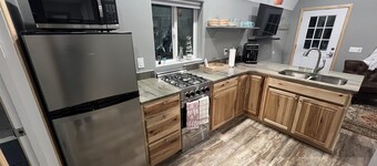 Quaint cozy cabin getaway near Hatcher Pass, Clear Night Cabin A
