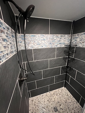 Shower, hair dryer, towels, soap - Quaint cozy cabin getaway near Hatcher Pass, Clear Night Cabin A (Wasilla)