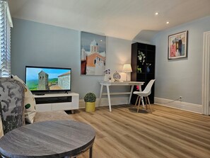 Suite – deluxe | Skrivebord, lydisolert og wi-fi (inkludert)