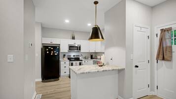 冰箱、微波炉、烤箱、炉灶