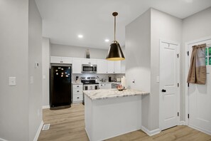 Refrigerador, microondas, horno, placa de cocina