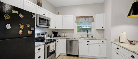 Køleskab, mikrobølgeovn, ovn, kogeplade