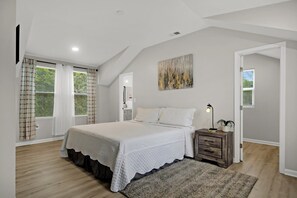 4 bedrooms, iron/ironing board, travel cot, WiFi - Near Park Circle, Downtown, & Beaches | Pool Table (Hanahan)