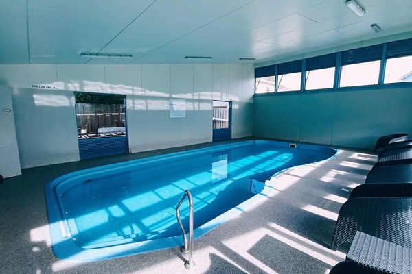 Una piscina cubierta