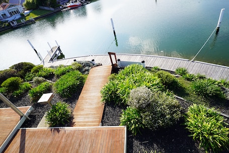 Casa geminada | Terraço/pátio. Captains Cove Resort - Waterfront Apartment