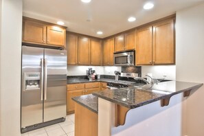 ثلاجة، ميكروويف، فرن، موقد طهي مسطح