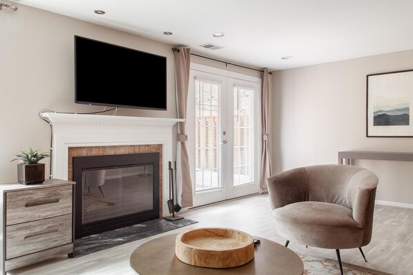 TV - Hip Fairfax 3BR w/ Backyard, nr Shopping Mall & Park, by Blueground (Fair Oaks)