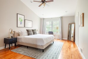 3 bedrooms, iron/ironing board, WiFi, bed sheets - Hip Fairfax 3BR w/ Backyard, nr Shopping Mall & Park, by Blueground (Fair Oaks)