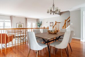 Dining - Hip Fairfax 3BR w/ Backyard, nr Shopping Mall & Park, by Blueground (Fair Oaks)