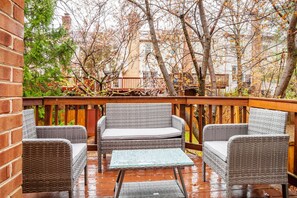 Terrace/patio - Hip Fairfax 3BR w/ Backyard, nr Shopping Mall & Park, by Blueground (Fair Oaks)