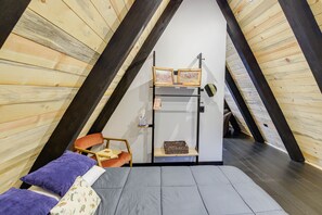 3 bedrooms, desk, iron/ironing board, Internet