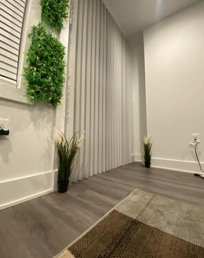 Interior - Cozy 1 bedroom (Washington)