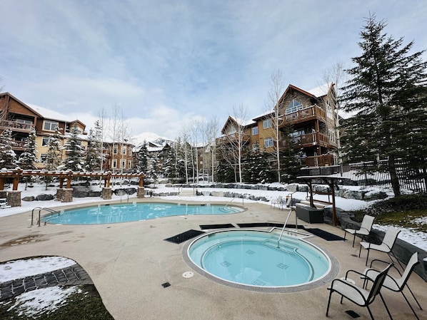 Family Suite | Outdoor pool | Outdoor pool, a heated pool - Mountain Retreat - Heated Pool & Hot-tub (Canmore)
