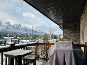 BBQ/picnic area - Mountain Retreat - Heated Pool & Hot-tub (Canmore)