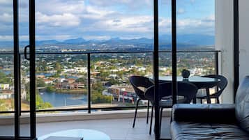 Apartemen, 2 kamar tidur | Area keluarga | Televisi layar datar 24-inci dengan saluran TV kabel