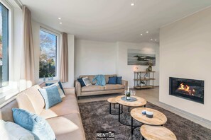 Tv, eldstad och kontor