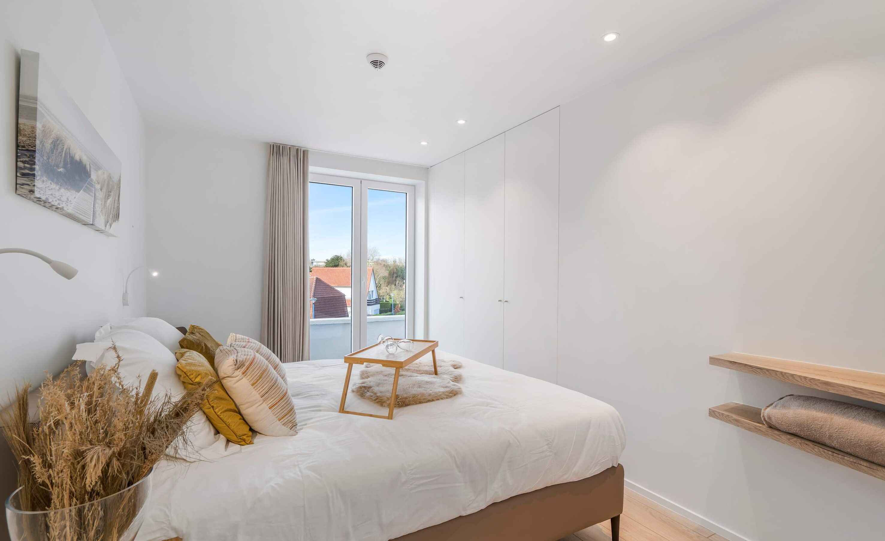 6 slaapkamers, een bureau, een strijkplank/strijkijzer, reisbedje