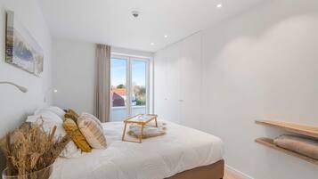 6 slaapkamers, een bureau, een strijkplank/strijkijzer, reisbedje