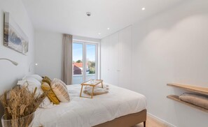 6 chambres, bureau, fer et planche à repasser, lit parapluie