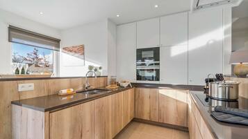 Een koelkast, een microgolfoven, een oven, een kookplaat