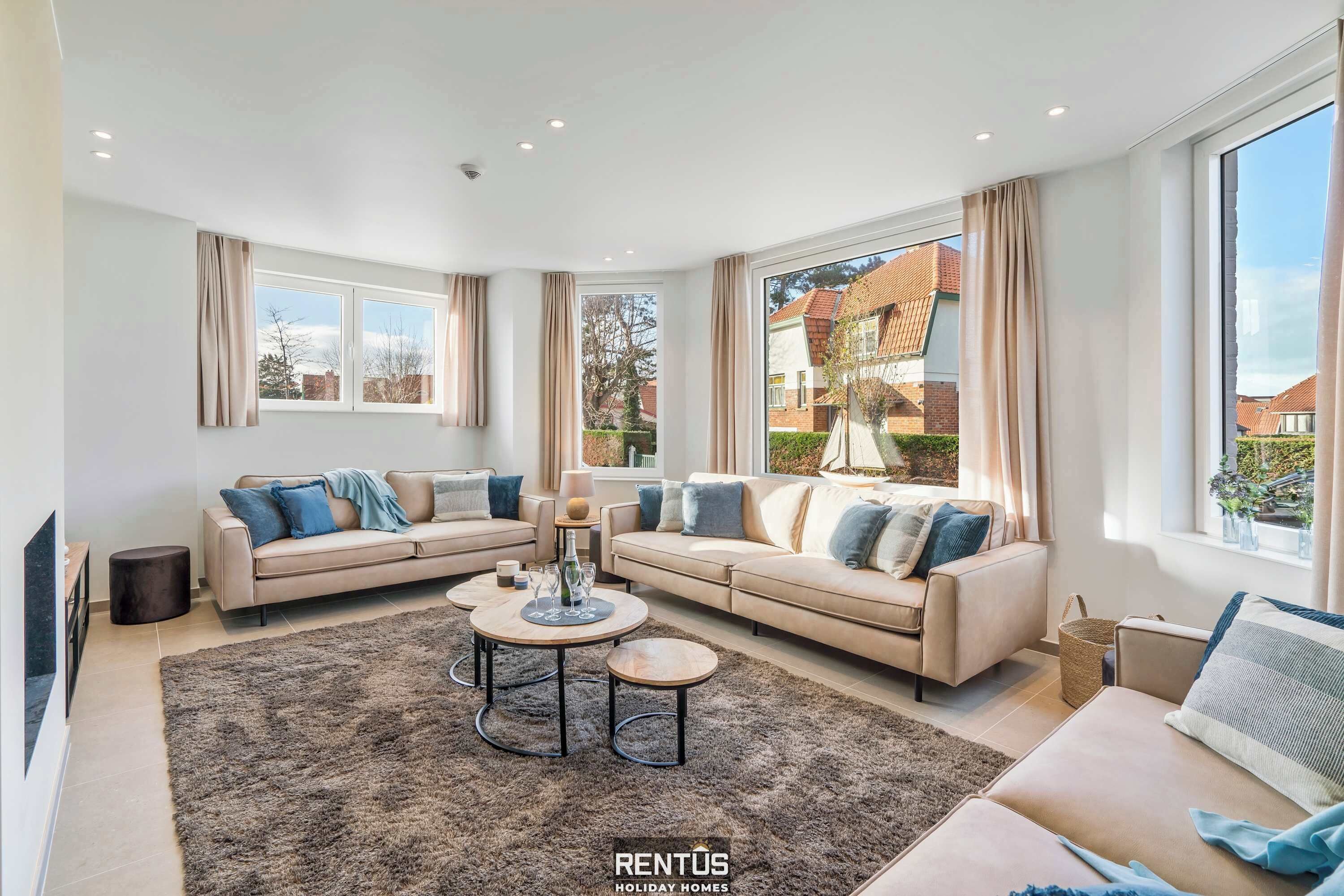 Televisio, takka, työhuone