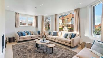 Televisie, een open haard en een kantoor