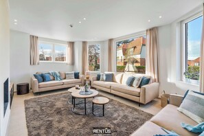 Tv, eldstad och kontor