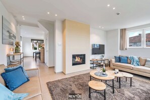 TV, fireplace, offices - Maison Josephine - spacious house for 12 people (Koksijde)